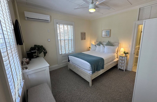 Bright & Sunny 1 Bed/ 1 Bath/ Dog Friendly on Historic Spring St.