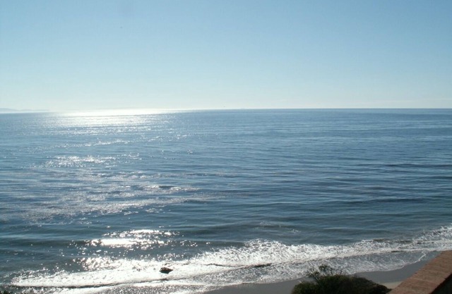 Bright, Sunny Beach Oceanfront Cottage en Santa Barbara!