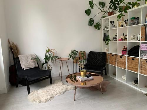 Bright White Studio Flat & easy access to London