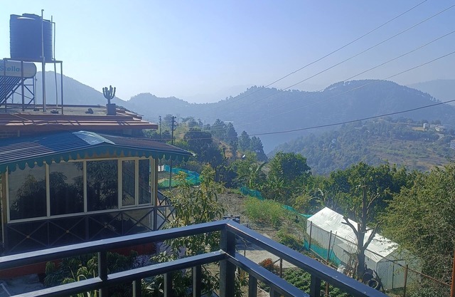 Superb cottage with lake view & WiFi in Naukluchiatal