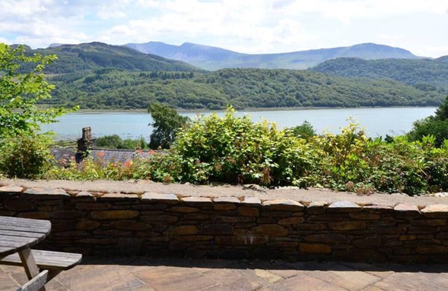 Construida en la época victoriana, la casa en Bontddu tiene hermosas vistas hacia la carrera de Cadair Idris.