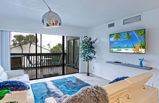 BT 6435 2/2 Condo en Ocean Village - Bienvenido al Paraíso
