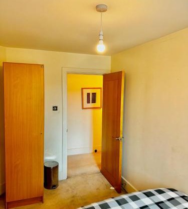 Budget,Cosy Double Bedroom - Shared Bathroom