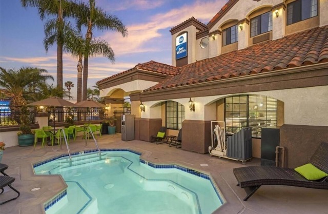 Budget Stay w/Breakfast Included – Minutes from South Bay Galleria Mall