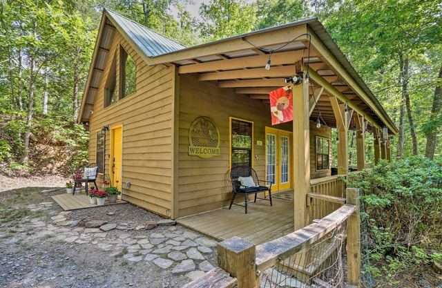 'Bumblebee Cottage' Murphy Retreat w/ Hot Tub