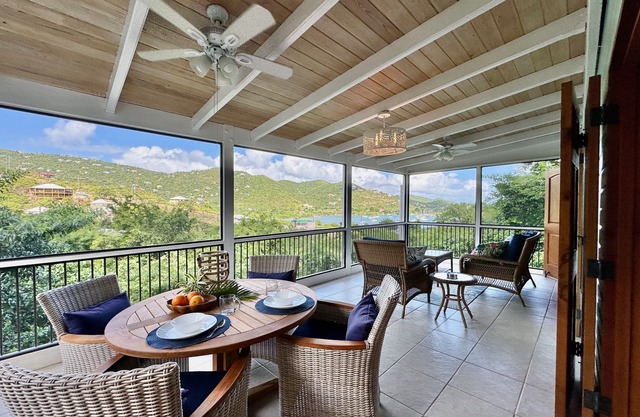 Bungalow Blue ~ 1 bedroom w/ AC in heart of Coral Bay