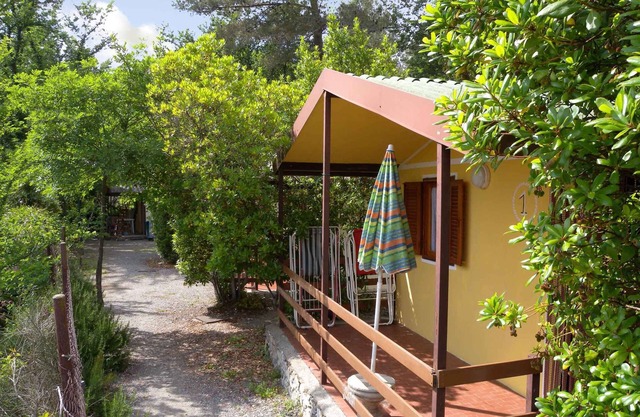 Casa vacacional con terraza, piscina y aire acondicionado.