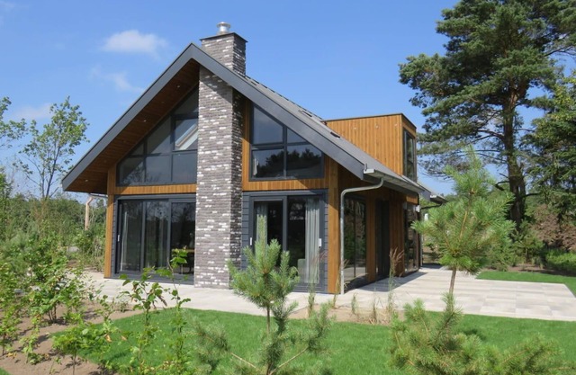 Bungalow with multiple floors, 4 bedrooms and 2 bathrooms