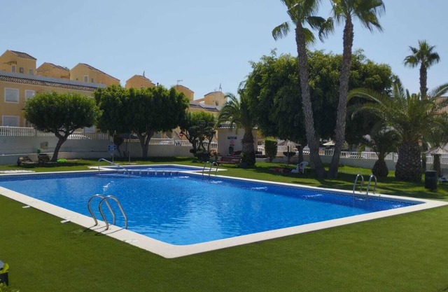 Bungalow con piscina, patio privado de 17m2 y terraza (Playa del Carabassi)