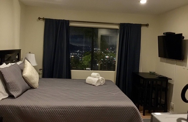 ¡Nueva suite de Burbank Hills con vistas a la ciudad y acceso al balcón!