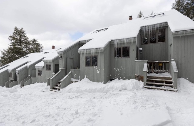 Burke Mt. Rústico Wintergreen Slopeside Condo, Ski in / out, Great Trail Access