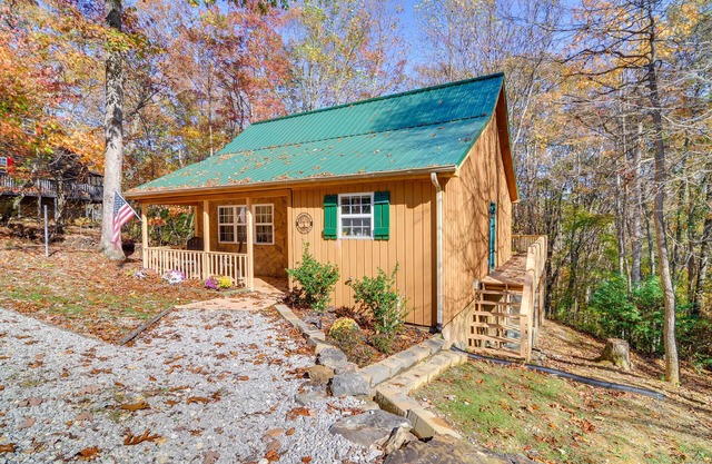 Burnside Resort Cabin w/ Hot Tub & Outdoor Spots!
