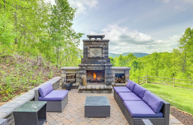 Burnsville Retreat w/ Hot Tub & Mountain Views!
