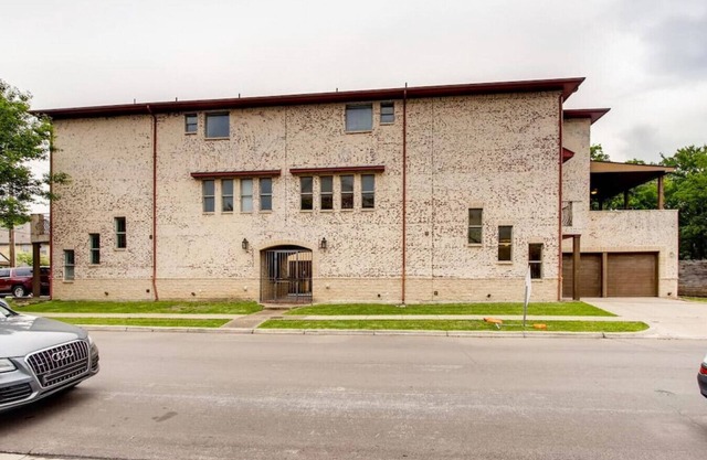 Amplio complejo de 14 habitaciones y 2 unidades en el centro de Dallas jueves / domingo GRATIS este fin de semana.