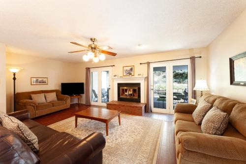 By the River - On The River - WiFi - Cable - Washer - Dryer - Wood Burning Fireplace - Covered Back Deck