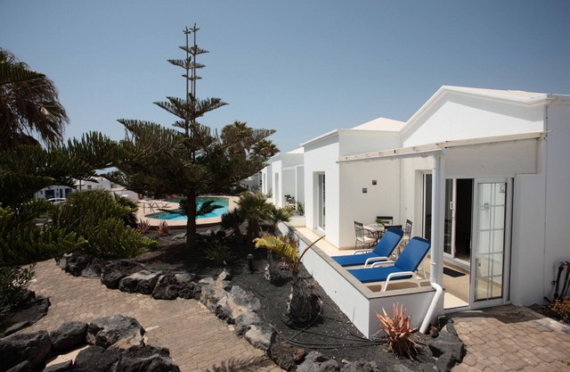 C1, en pequeño complejo con piscina climatizada comunitaria a 100m del mar
