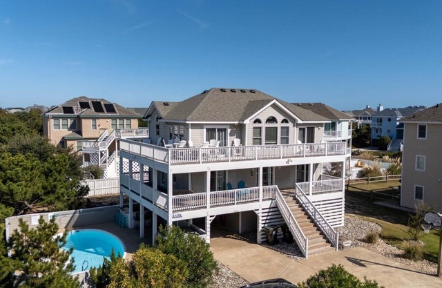 C1256 Modern! Heated Saltwater Pool! Hot Tub! Great Location!
