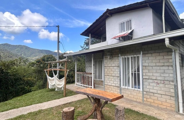 Cabaña Acogedora con Wifi y Vista a las Montañas