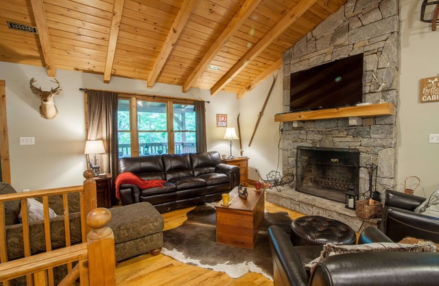 2BD / 2. Cabaña 5BA en Blue Ridge Parkway con King Master Suite, Creek, Fire Pit, Shuffleboard Table, cerca de las atracciones de Blowing Rock y de la aplicación Ski Mtn.