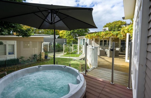 Cabin Charm - Hot Tub Bliss, Moments from the Beach