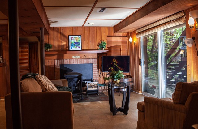 Comfy 3BR Cabin Next To Lake with Hot Tub