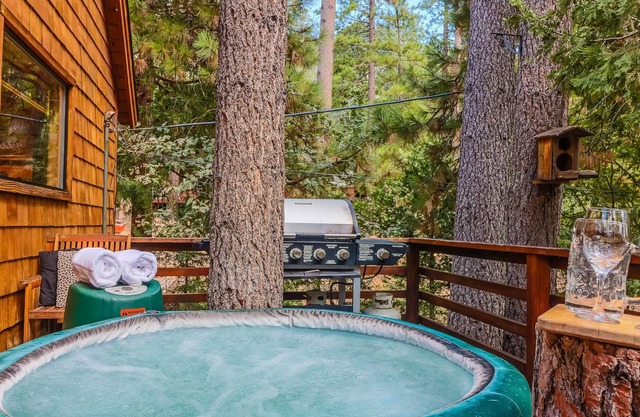 Cabaña en el bosque "Sky Rock Lodge" con bañera de hidromasaje, a pie de la ciudad