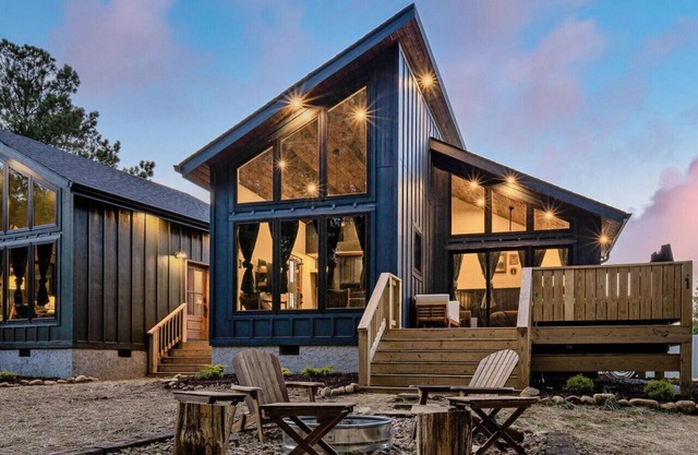 Cabin Retreat w/ Sauna, Hot Tub, Fire Pits & Golf!