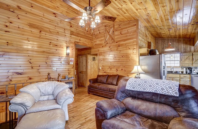 Cabin w/ Hot Tub. Casino 18 miles, Free Pass to swimming beach. Fishing 4 miles