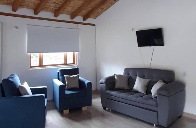 Cabaña con vista a las montañas y a la ciudad, ideal para familias y parejas.