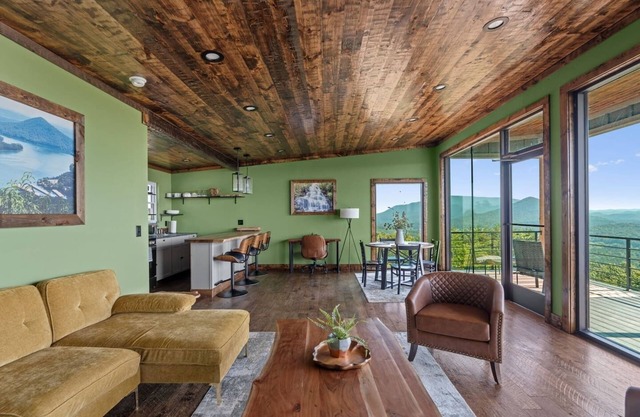 Charming 2-bedroom cabin in peaceful Ocoee with amazing mountain views