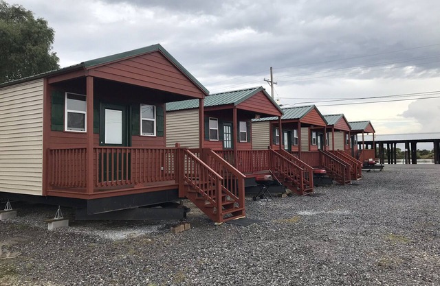 Cabinas y embarcadero "Isla Delacroix, Louisiana"