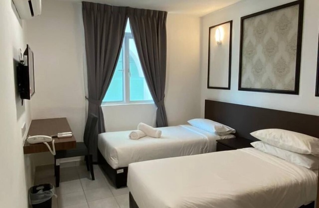 Cafe & Capital O 90756 Cara Hulu Hotel