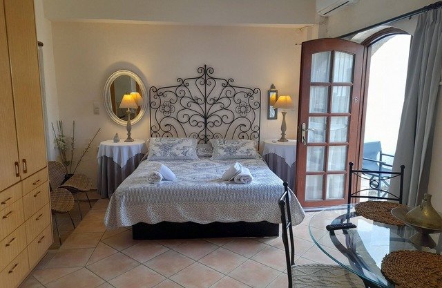 Suite ASTERI llena de color, piscina, patio, terraza en la azotea, cerca de Rethymno