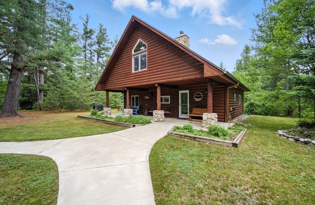 Camp Arrowhead-Just listed! Manistee River Escape