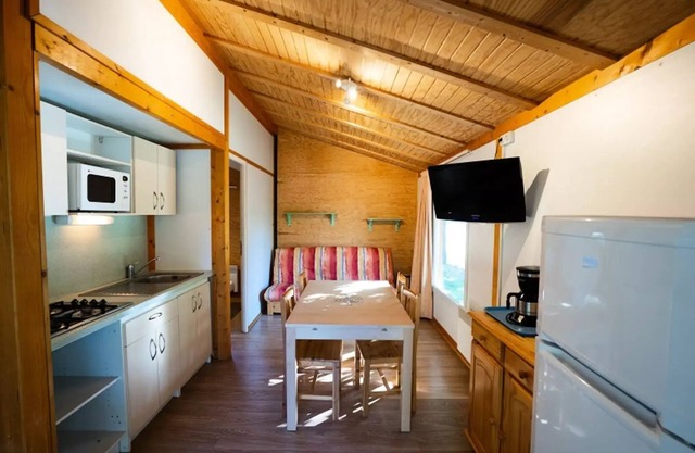 Camping Alpes Dauphiné **** - Chalet Alizé 2 bedrooms 35m² 6 people