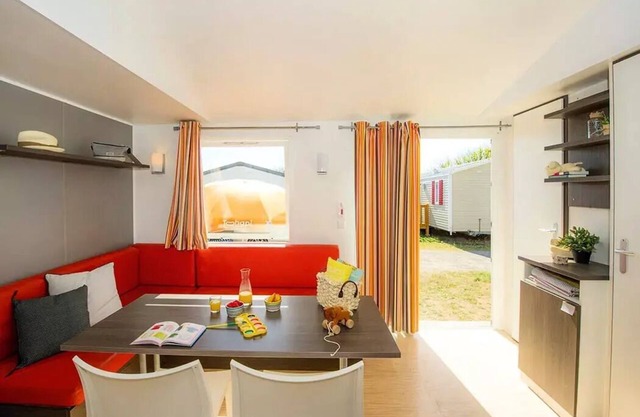 Camping Le Domaine de Massereau***** - Classic 4-room mobile home for 6 people, air-conditioned + TV