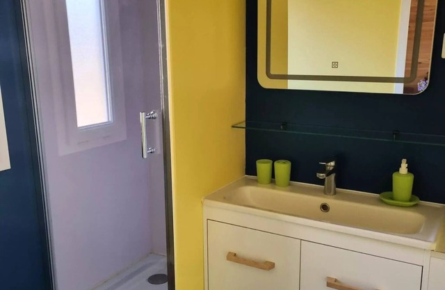 Campsite LA GARENNE *** - 11 The cosy cabanon " YOU AND ME "2 pers. one bedroom TV and covered terrace 2 people