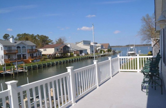 CANAL FRONT - GREAT VIEWS - 5 BDRM, 3&1/2 BATHS, 2 KINGS, GOLF, RELAX...