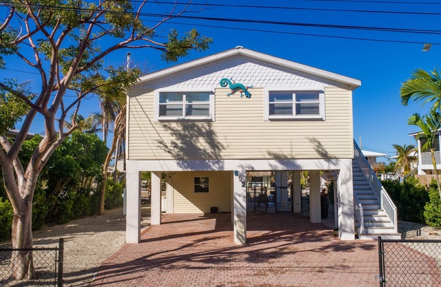 Casa frente al canal con piscina en Little Torch Key, FL (BPL 2070)