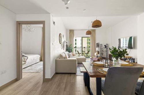 Canal-view 1br Balcony Pool Near F1 & Parks