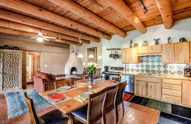 Canyon View Retreat: entorno tranquilo, hogar de Adobe con vistas y jacuzzi
