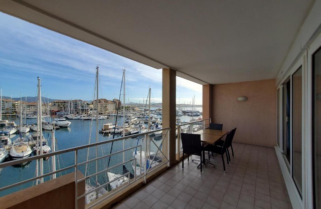 CAP HERMES Vue PORT T2 40m2 climatise 4 personnes