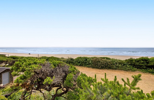 Cape Cod Cottages #5 - Oceanfront with Hot Tub!