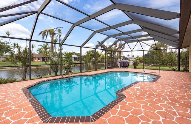 CIUDAD DEL CABO CORAL FLORIDA CON PISCINA CLIMATIZADA, MUELLE PRIVADO