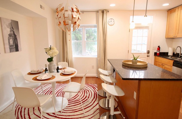 Capitol Hill Gem, Free Parking, Steps to Metro, Sleeps 6
