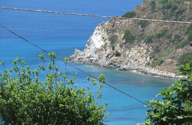 Capo Vaticano: casa con jardín grande, 300 metros de la playa