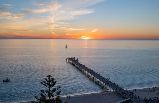 Captain's In Glenelg | 50m to Glenelg Beach, Car Park, WiFi, King Bed & Airport
