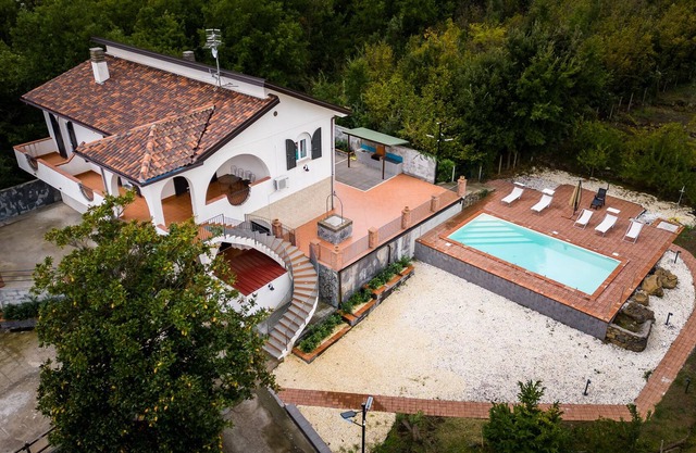 Tenuta Carbone, with swimming pool and private parking.