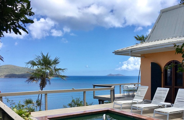 Villa de estilo caribeño frente al mar