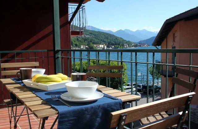 Casa Alba, centro de la ciudad Apartamento con un hermoso balcón y vistas al lago, capacidad para 4 personas